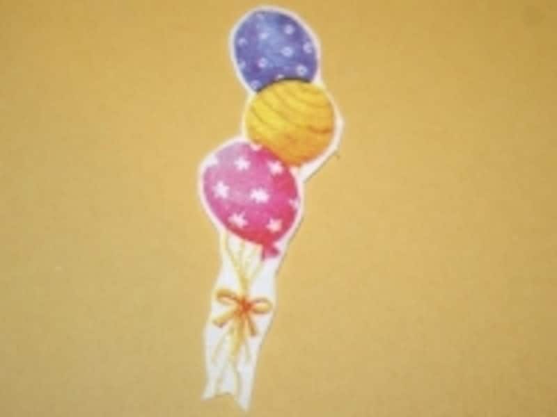 紙ナプキンのイラストを丁寧にカットします