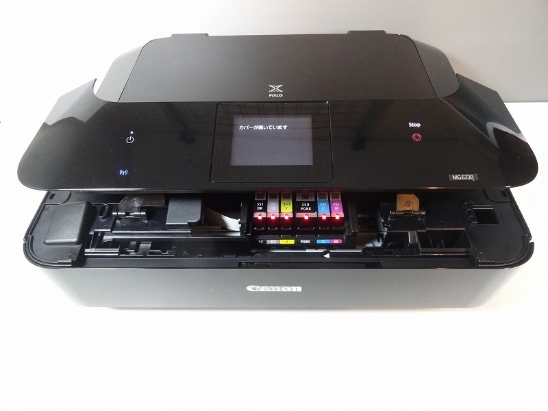 手前の操作部分のフタを開けるだけでインク交換ができる