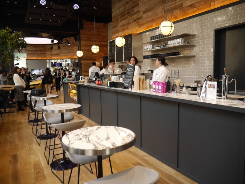 BMW GROUP TERRACE DEAN & DELUCA CAFE内観