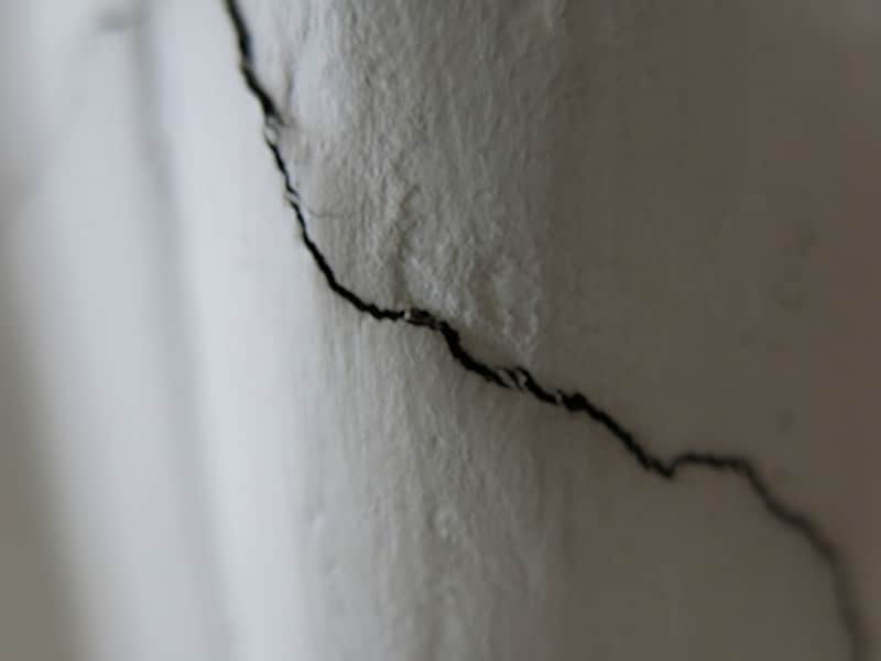 マクロモードundefinedF1.8 1/30秒 ISO125undefined6.1mm(28mm相当)「亀裂」undefined壁の小さなヒビをマクロモードにて撮影。ワイド側で1cmまで寄ることができる