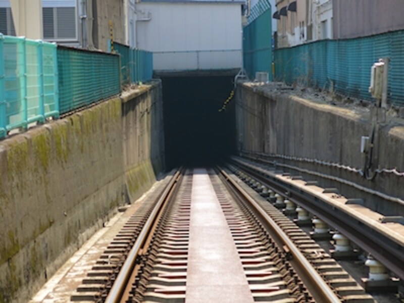 こだわりオートundefinedF2.8 1/500秒 ISO80undefined26mm(120mm相当)「地下鉄の入り口」undefined地下鉄唯一の踏切がある上野検車区にて撮影