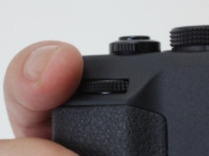 フロントの電子ダイヤルには撮影モードによってさまざまな機能を割り振ることができる。背面ダイヤルも同様