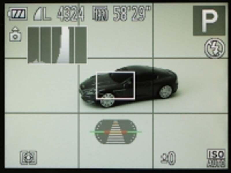 プログラムAEモードでの液晶表示画面。左右はもちろん前後の傾きも表示できるデュアルアクシス電子水準器を搭載