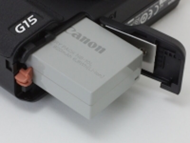 バッテリーはG1Xと共用の「NB-10L」を採用。撮影可能枚数は液晶モニター表示で約350枚、光学ビューファインダーのみ使用なら約770枚というロングライフ