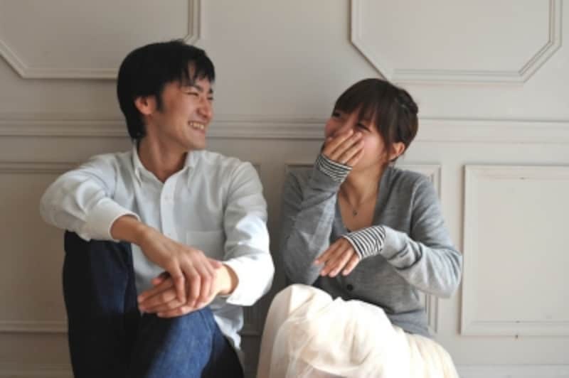 会話中は目の周りに視点を置き時々目を合わせる 姿勢 仕草 All About