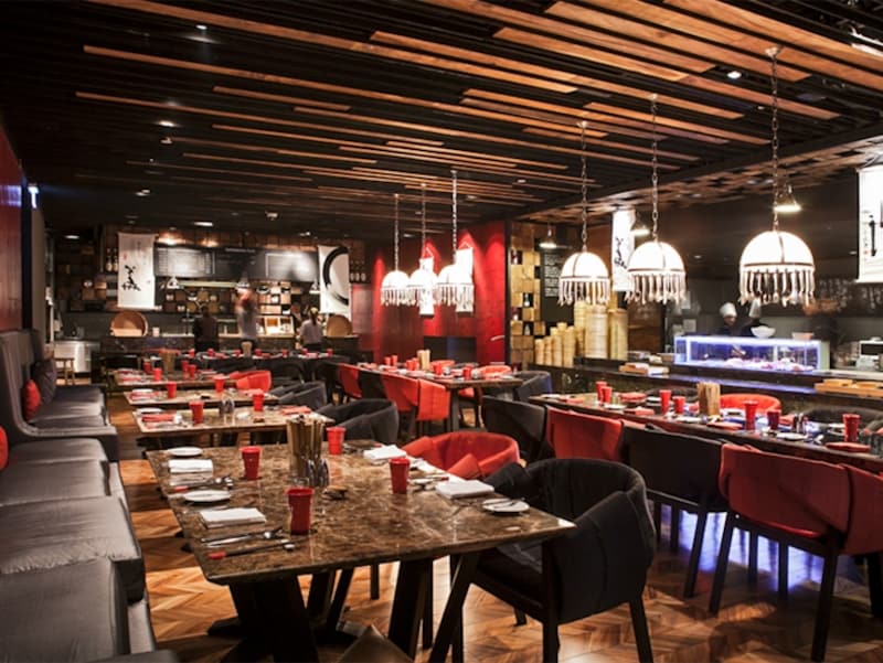 「レッド・オーブン」の日本食エリア。とにかく広いレストランなので、エリアごとに雰囲気が違う