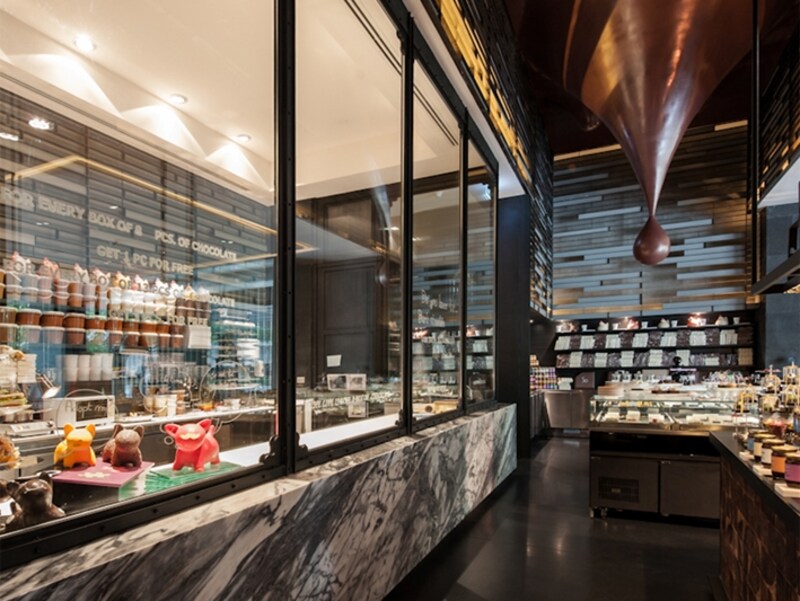 チョコレート好きにはたまらない！ 天井から滴り落ちるチョコレートのモチーフがユニーク