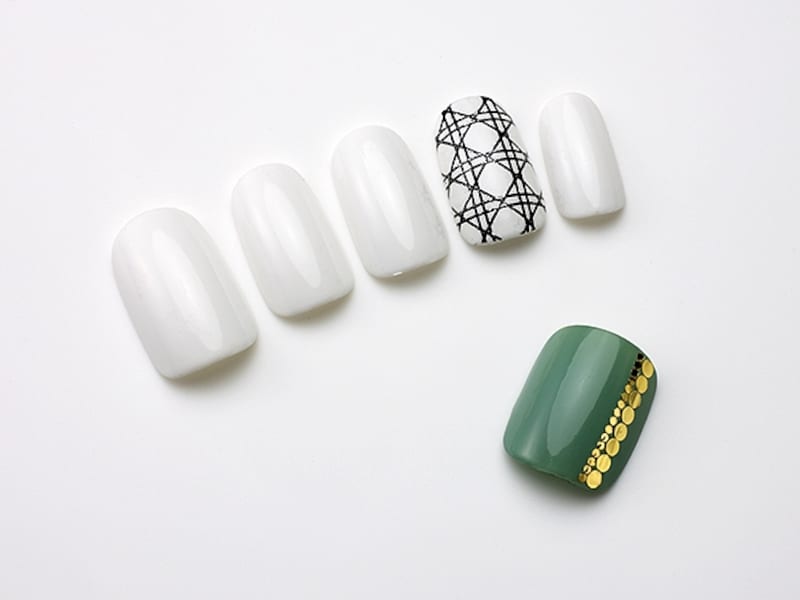 薬指のブラックアートでモードに