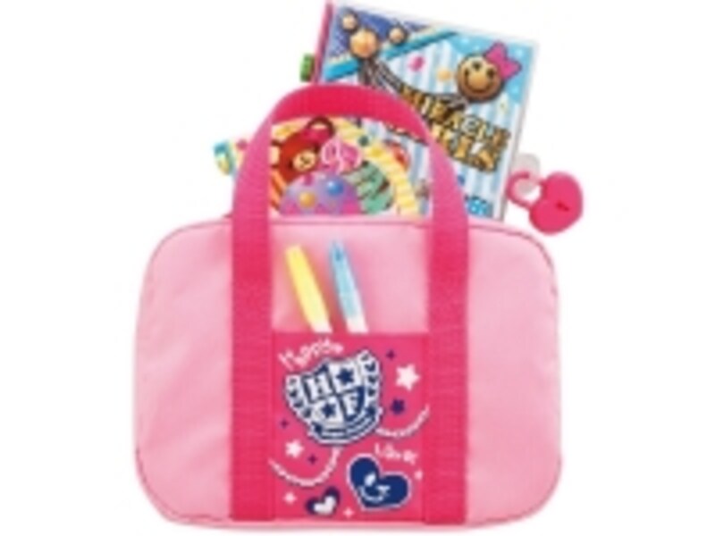 スクバ風バッグには手帳や小物がすっぽり納まります