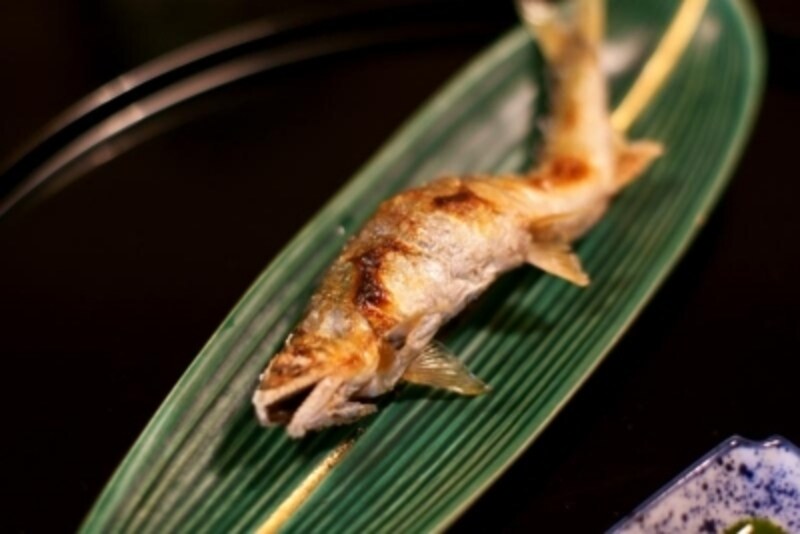 「京都吉兆undefined嵐山本店」から、保津川の鮎を見事に焼き上げた一皿