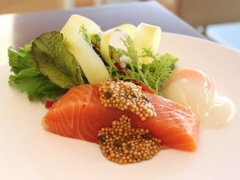 前菜「タスマニア産サーモンundefined温泉卵サラダ仕立てundefined絶品粒マスタード」 1470円