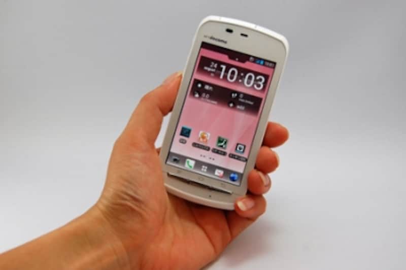 手になじむ、ちょうどいいコンパクトさ。画面は3.7インチ（480×800ドット）と、最近のスマホにしては小さめで高解像度ではないですが、とにかく軽くて使いやすいです。