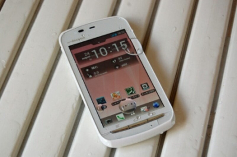 防水対応なので、「お風呂でワンセグ」のような使い方もOK。FMトランスミッターも搭載していて、ドライブのお供にも便利です。