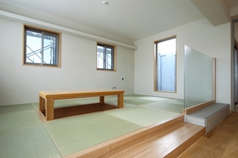 心理的な安定感をもたらすリビングの堀こたつ (設計：佐川旭建築研究所)