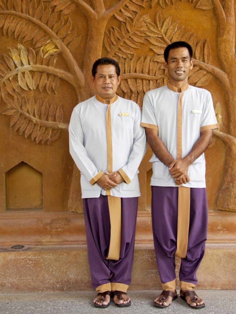 タイ伝統の衣装を纏うスタッフ