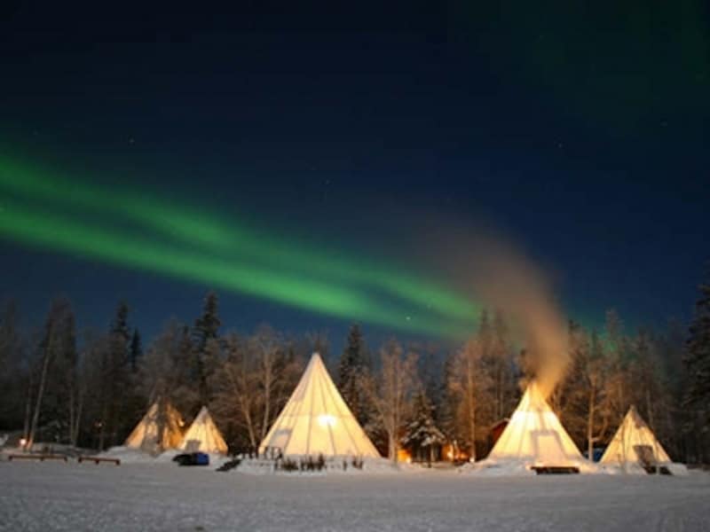 オーロラ観賞終了は深夜3時になることも (C) Northern lights and Fire rainbow over Yellowknife Canada Jan 2009 e by ester_scott