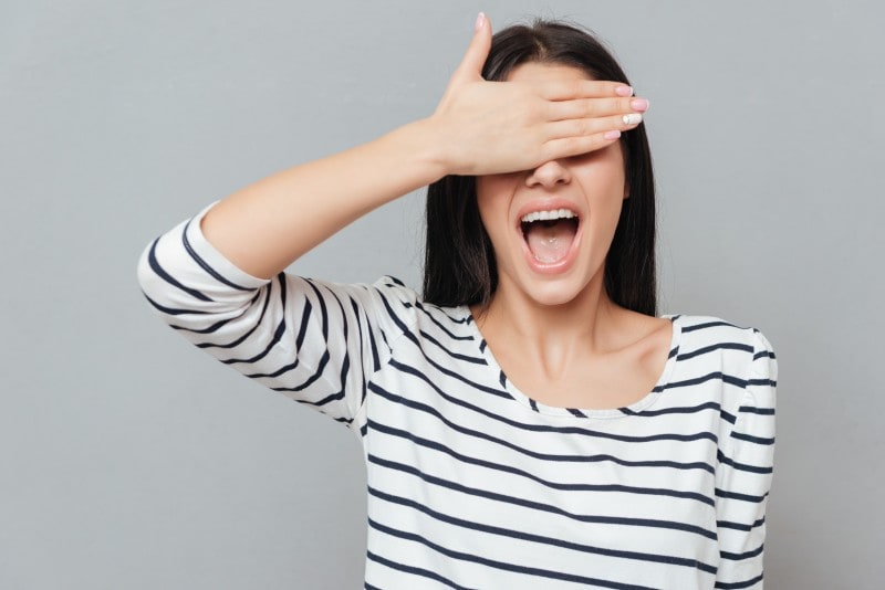 「一挙手一投足が不満」なのは「一挙手一投足を見ている」からでは?