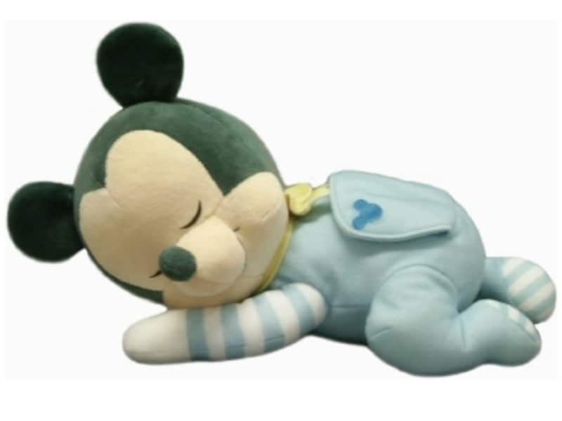 寝転んだ赤ちゃんに寄り添うようなスタイルのミッキー。やさしい寝顔と心地よい音でリラックスさせてくれます