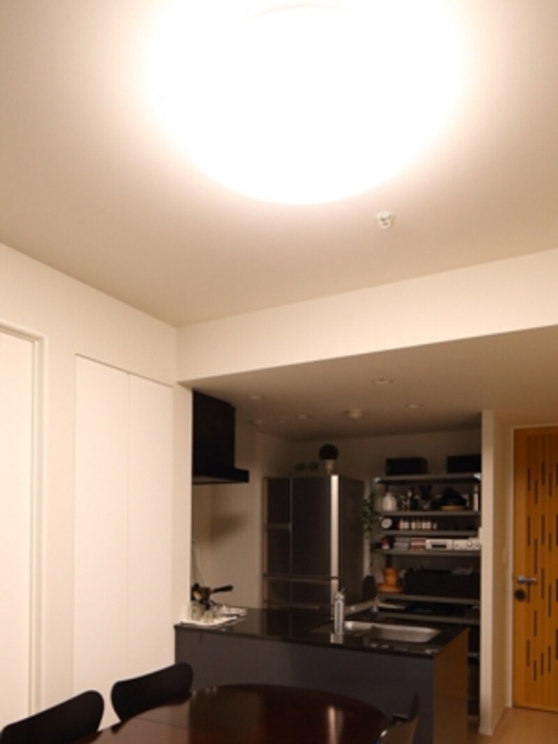 LED照明器具の調色機能で赤みのある光にした状態（画像をクリックすると拡大されます）