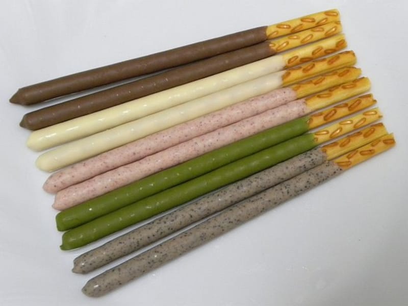 「バトンドール」の5種類のフレーバー、奥から〔ミルク〕〔ホワイト〕〔ストロベリー〕〔宇治抹茶〕〔カフェ〕