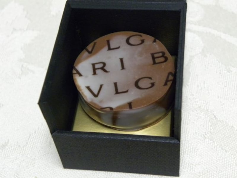 「ブルガリ イル・カフェ」阪急うめだ本店限定の「チョコレート・ジェムズ」（1粒入1500円）※大阪限定/新デザイン