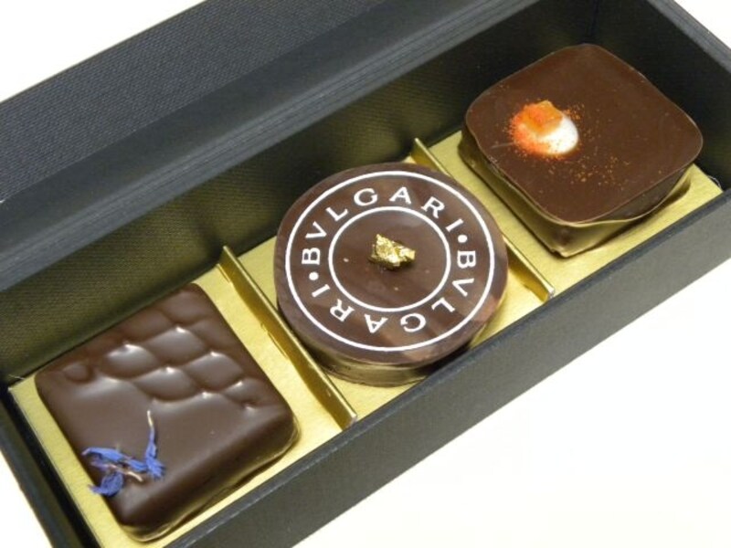 「ブルガリ イル・カフェ」阪急うめだ本店限定の「チョコレート・ジェムズ」3個入り：ブルガリ・ブルガリ（大阪限定フレーバー）と既存フレーバー2種（2700円）