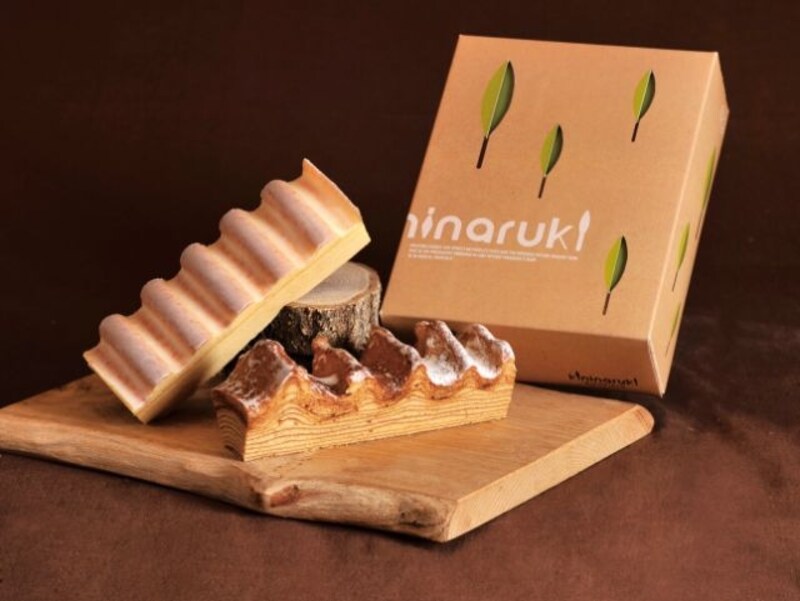 「きになる木 リッチフィールド」のバウムクーヘン。右:「マウントボコ 枝」(735円)、左:「マウントデコ 枝」(840円)