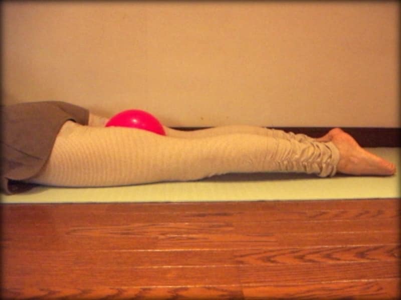 内ももにジッパーをひくようなつもりで、1本脚にまとめておきましょう。