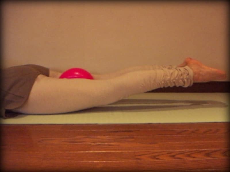 高く脚を上げることよりも、脚を長く保って内ももが緩まないことに意識を。