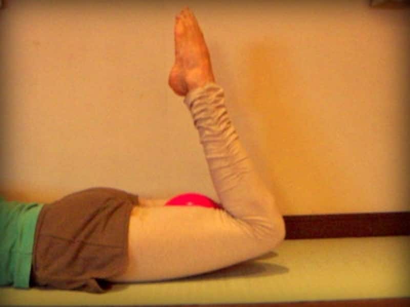 どの動きも反動を使わずにゆっくりと動くようにしてみましょう。