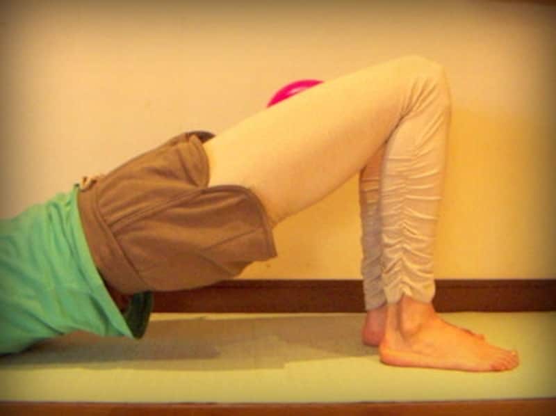 無理なく上げられれば、お尻の高さを変えて背骨の動きも感じてみましょう。