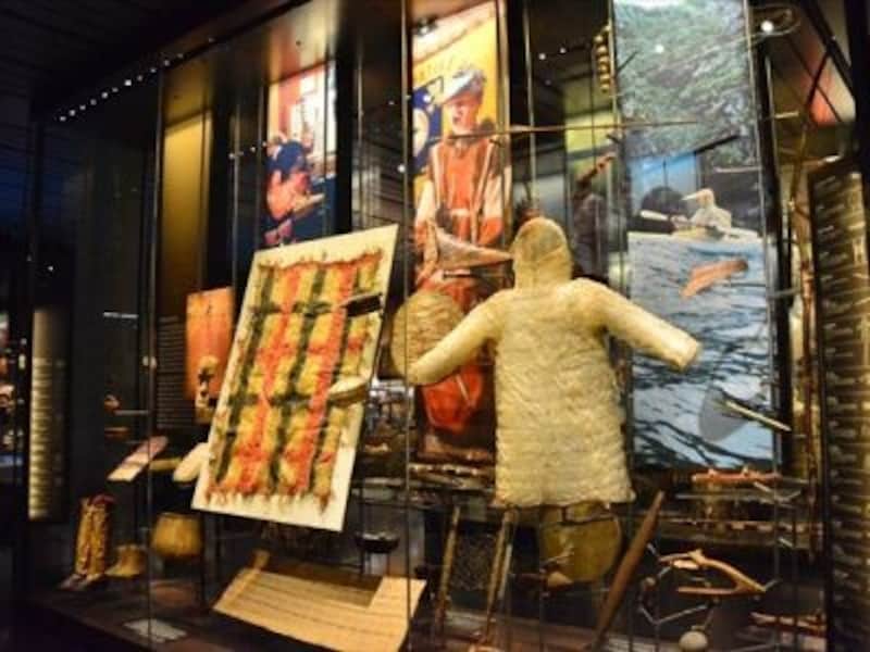 白いのは哺乳類の皮で作ったウォータープルーフの服