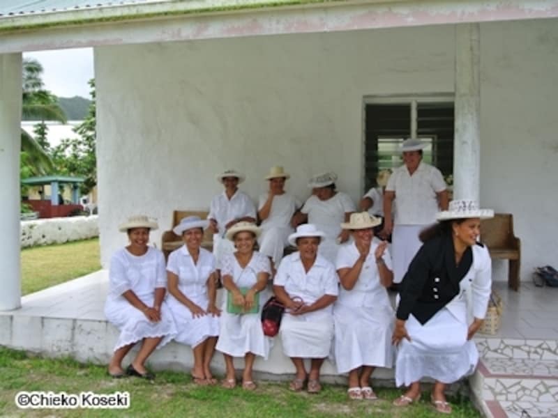 礼拝の後で友達同士で話に花が咲く女性陣