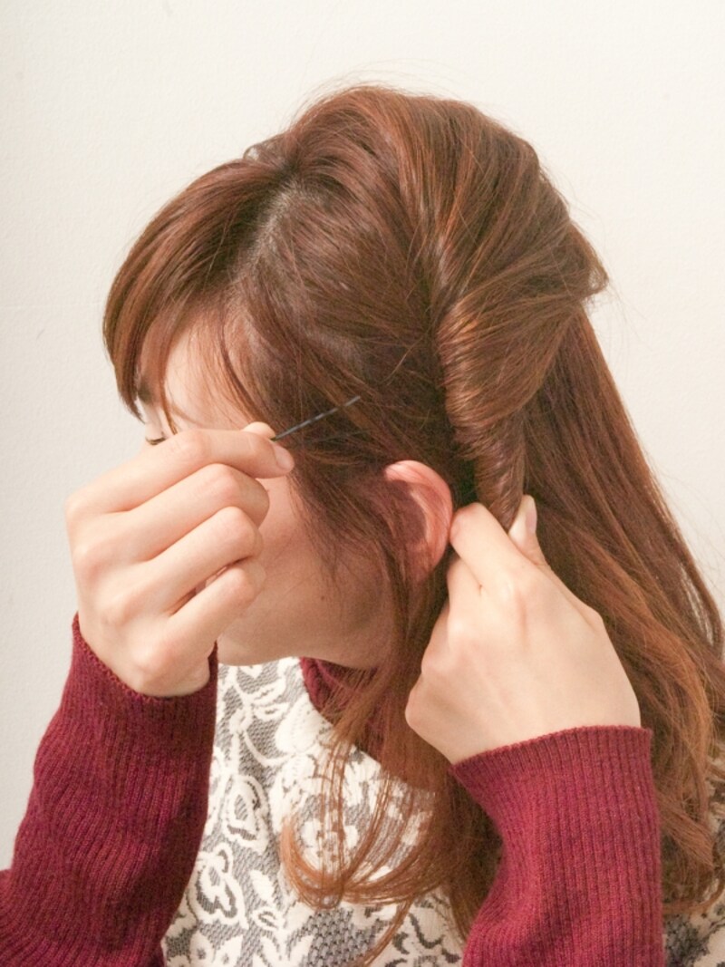 ピンが頭皮に触れるようにしっかりとめる