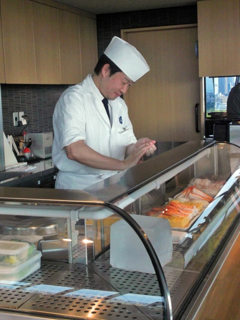 職人さんがその場で握ってくれる寿司コーナー