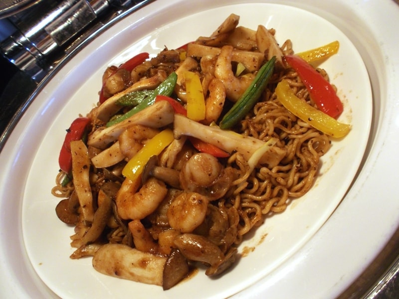 バラエティーに富んだ主菜や麺類、丼コーナーも魅力的undefined