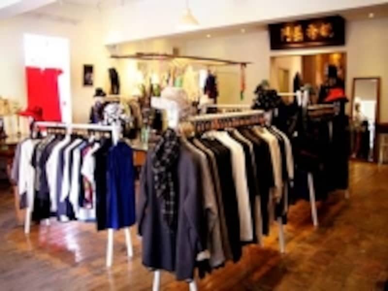 店内は空間デザイナーの何さんのご主人によるナチュラリーで温かみのあるデザイン