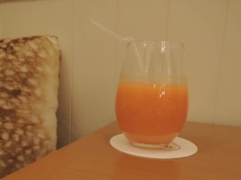 フォーフラワージュースはオレンジ、フレッシュパイナップル、バナナ、ザクロのミックスジュース。サラベスでの食事スタートの定番。