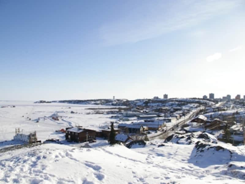 北米で一番深いグレートスレーブ湖の辺にあるイエローナイフ。写真左側の真っ白な部分が湖。冬場はもちろん完全凍結！ (C) オーロラビレッジ