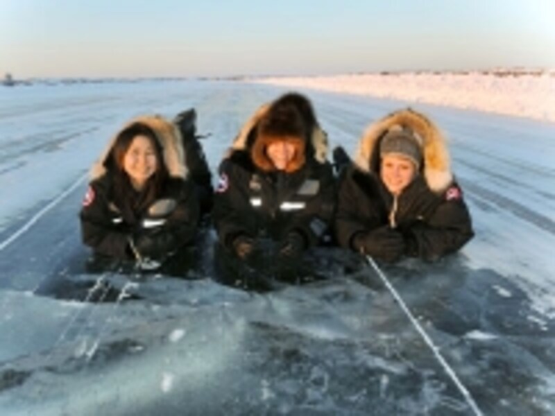 アイスロードでは寝込んでの記念撮影がお約束 (C) ベックスケンネル