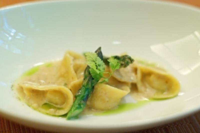 ゴルゴンゾーラundefinedドルチェ、西洋葱のトルテッリ、アスパラガスとくるみバター