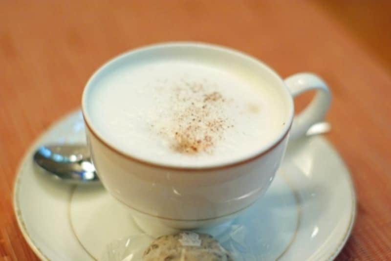 写真はカプチーノですが、テイラーズ・オブ・ハロゲイトの紅茶も選べます。