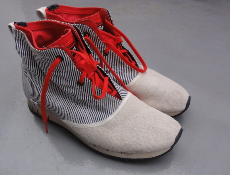 蹴鞠用の鴨靴がデザインのベースになっているとか。
