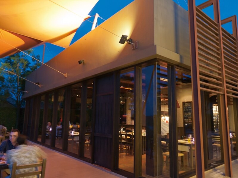 モダンなデザインの建物が印象的な、 ファボラの外観。