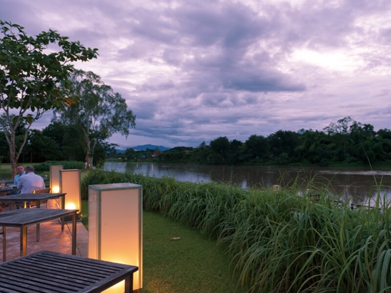 ファボラのアウトドアテーブル。真っ暗になる前の風景が綺麗。