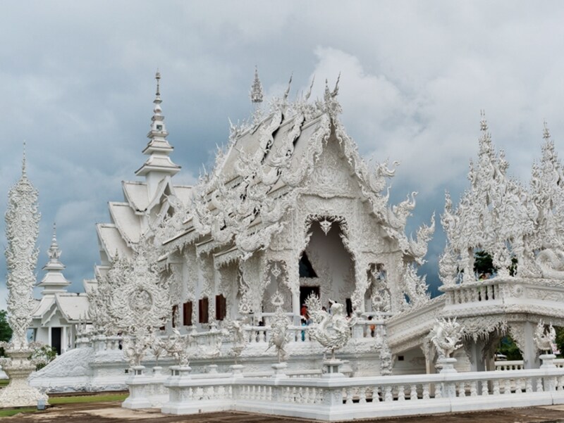 モダン仏教画家チャルムチャイ氏が手掛けるホワイトテンプル