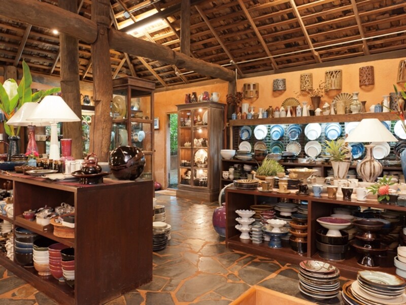 陶芸工房の一角にあるショップコーナー。 お洒落な陶器が沢山