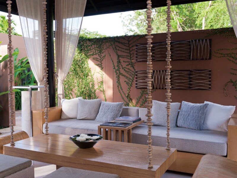 スパのレセプションコーナー。テーブルが天井から吊ってある