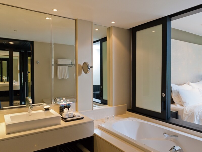 コンパクトだが使いやすいバスルーム。 寝室の仕切りは開閉式