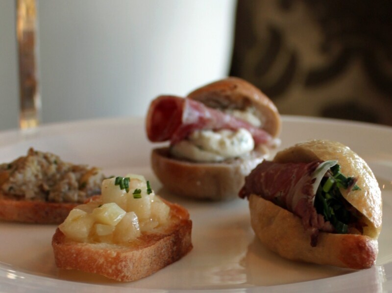 写真一番奥が、フィノッキーナ。イタリアらしいチーズを効かせたサンドウィッチ